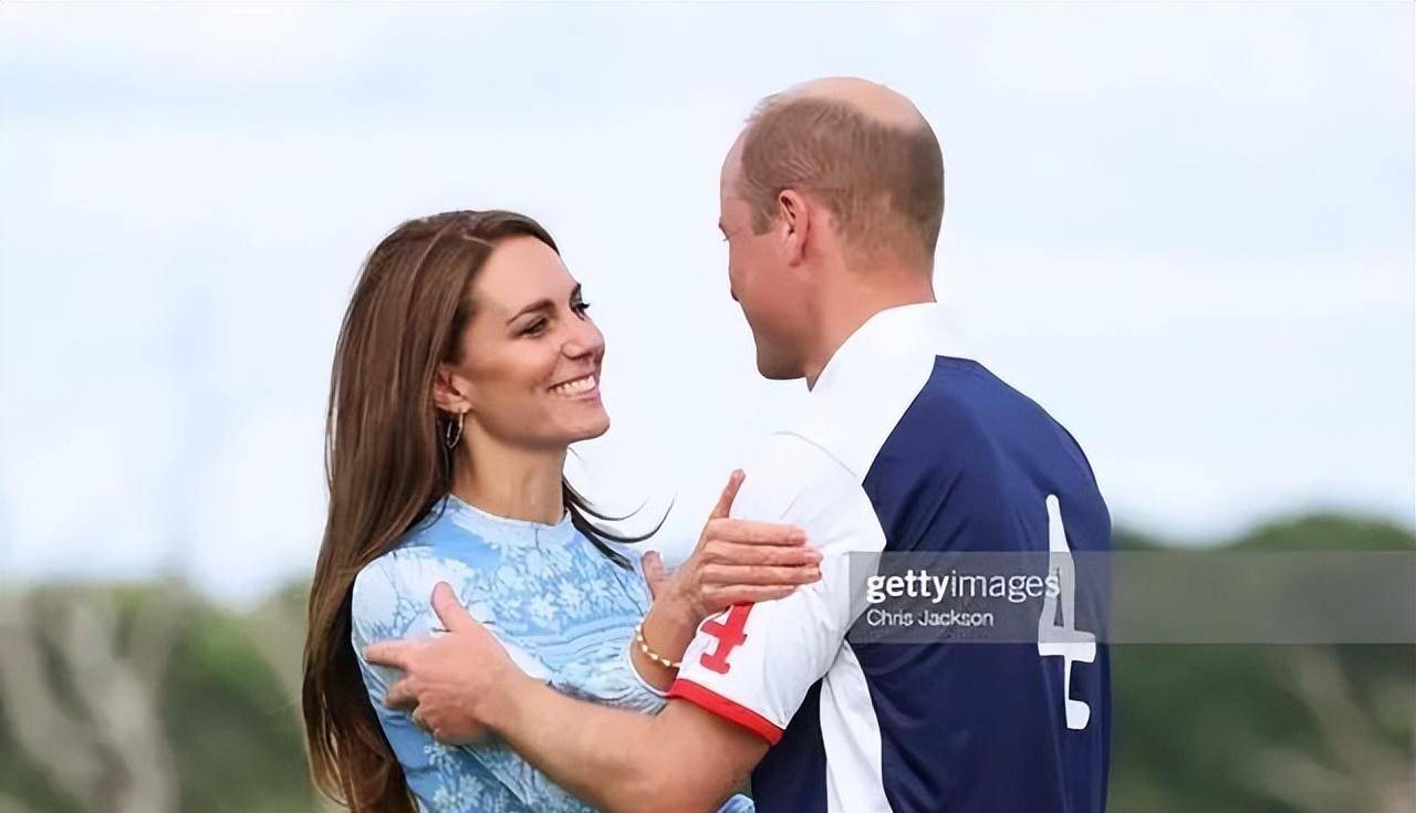 凯特陪威廉打马球,一身蓝白印花长裙超好看!