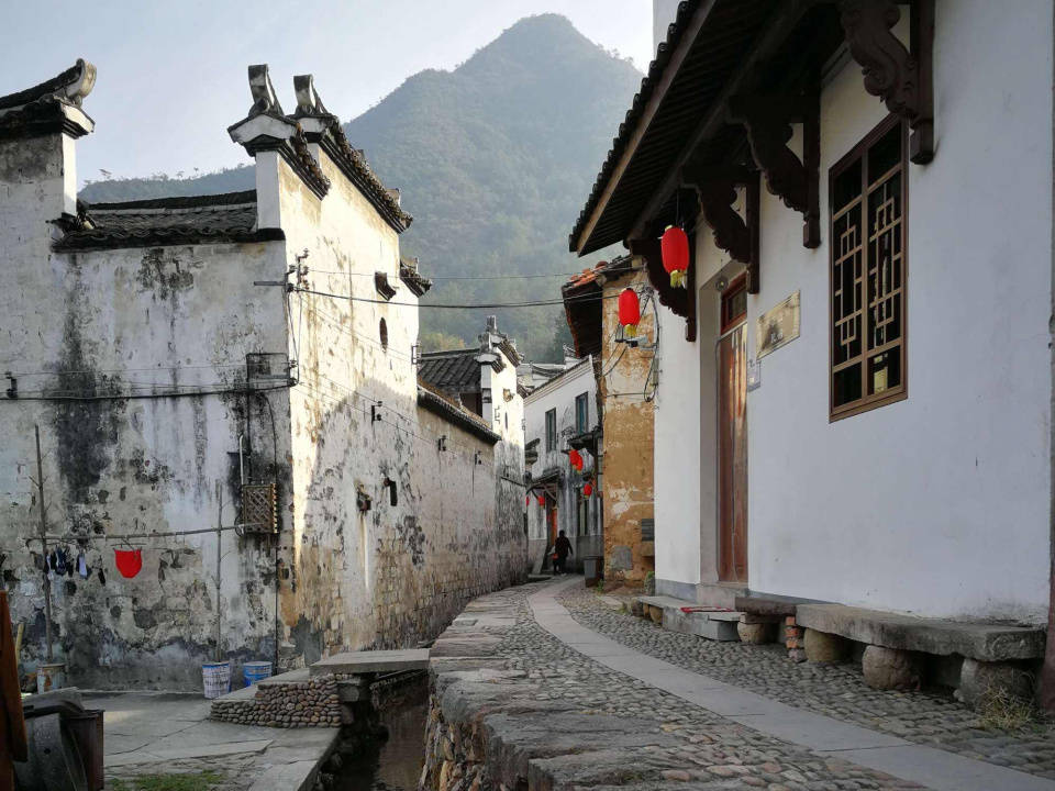 芝堰古村始建于宋代,明,清时期出现客栈,杂货等商业建筑,迄今已有850