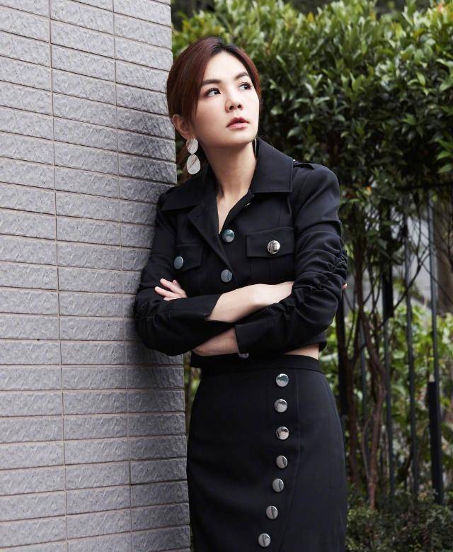 37岁ella换发型美太多,一款波波头造型颜值气质开挂,被惊艳到了_显得