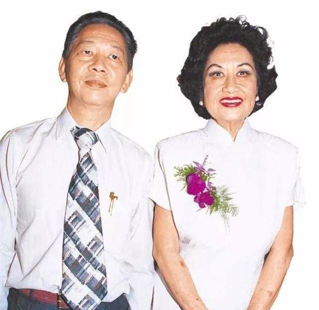 颜良龙是白光生命中的最后一道光,30年,他用一如既往的深情呵护陪着