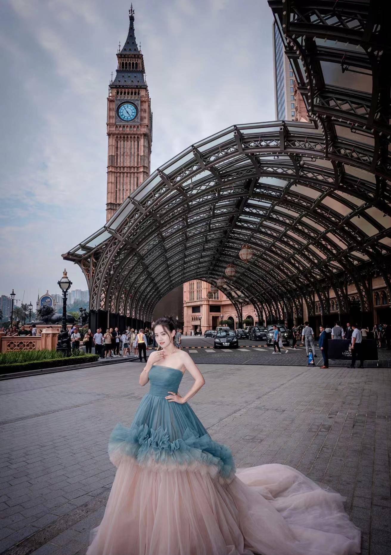 50岁曾宝仪出席澳门,身穿靓丽靓丽"孔雀裙",梦幻《名扬花鼓》_活动