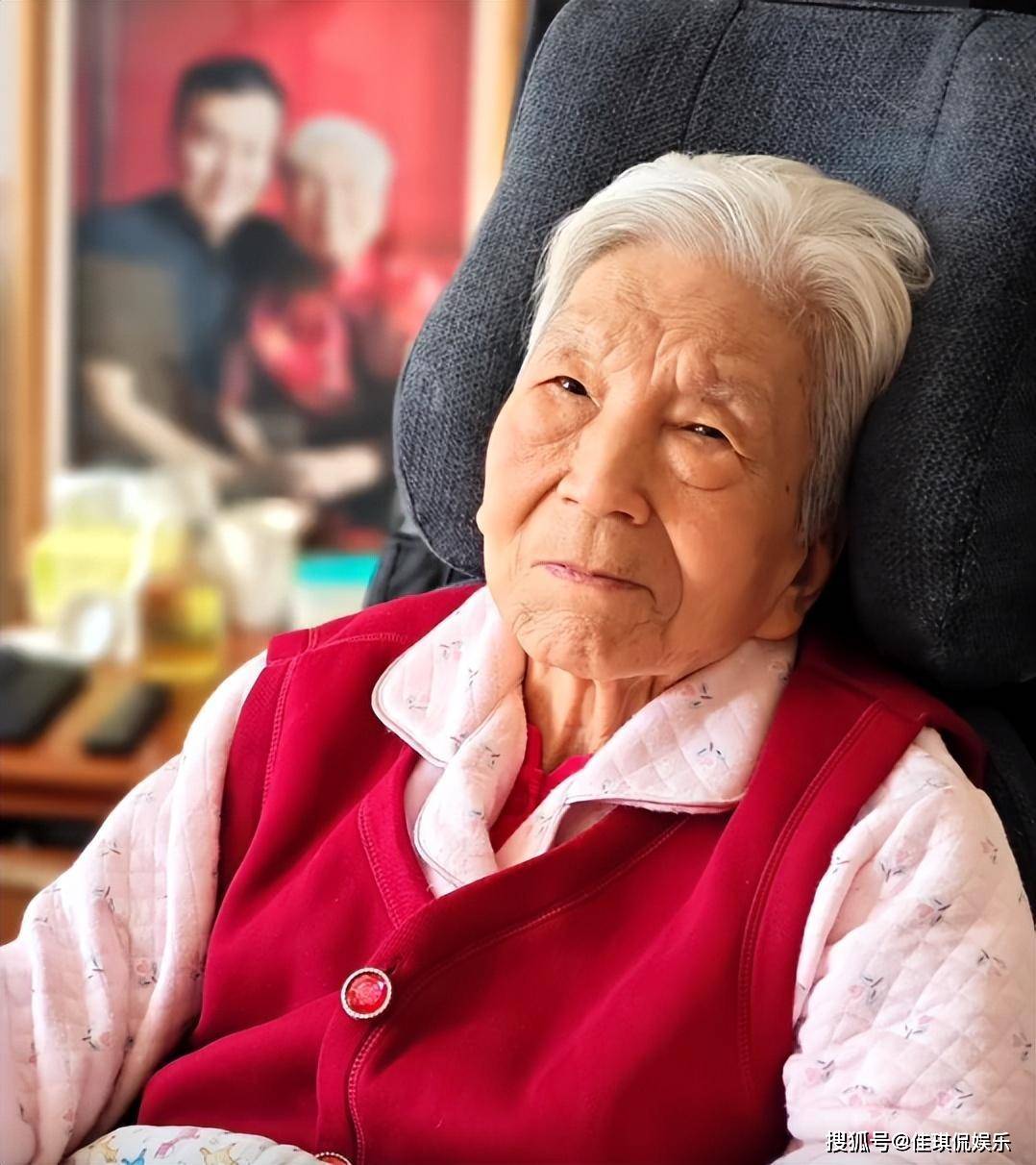 张泽群母亲去世,悲痛悼念含泪送别,头发凌乱显沧桑,妻子未现身_不知道