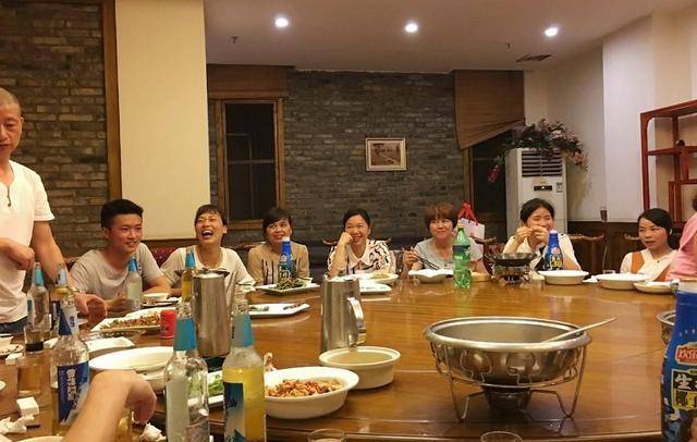 男人过了30岁酒桌应酬多,喝酒时最好牢记"3个窍门",以免吃亏_茅台