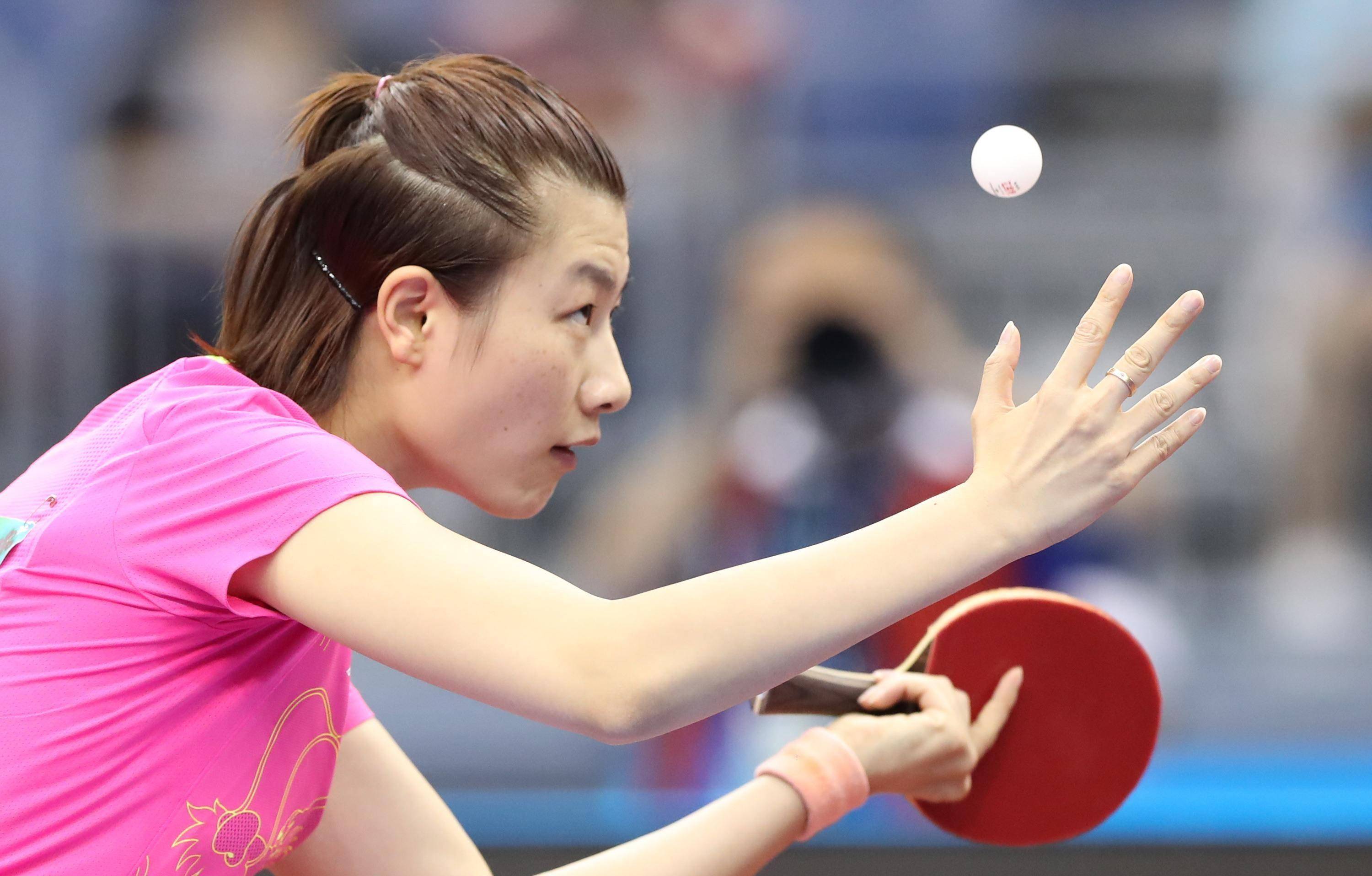 2012年伦敦奥运会,李晓霞在决赛中击败丁宁,获得了奥运会的女单冠军