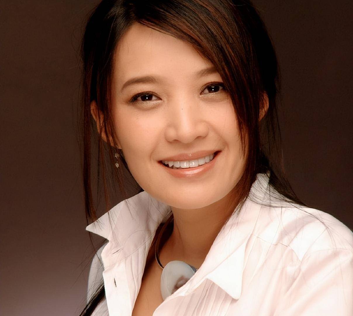 她长得美气质好却不温不火,心甘情愿养了破产男友5年,今怎样了_李煜