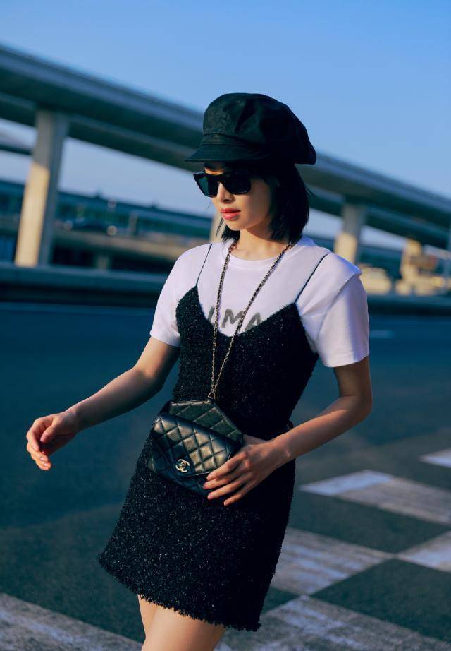 宋茜换了波波头衣品直线上升,简单白t搭配软呢吊带裙,优雅大气_造型