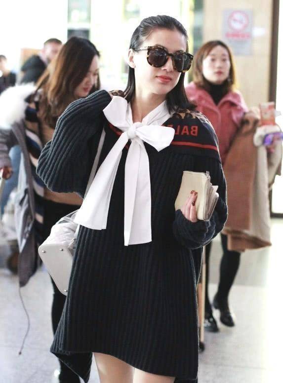 黄圣依8万8包包搭配蓝色大衣走机场,气场开挂,终于不再穿大妈装_衣品