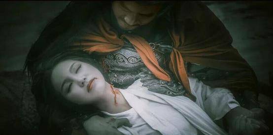 最心爱的虞姬为了自己而自杀,心中悲愤万千,恨自己不能保护自己的女人