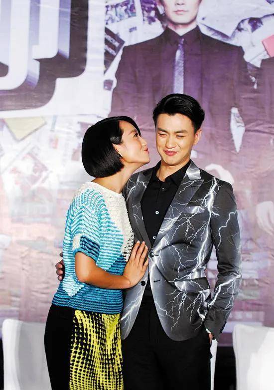 值得一提的是,周一围与前女友童蕾在一起时,两人笑得很是开怀,连眼睛