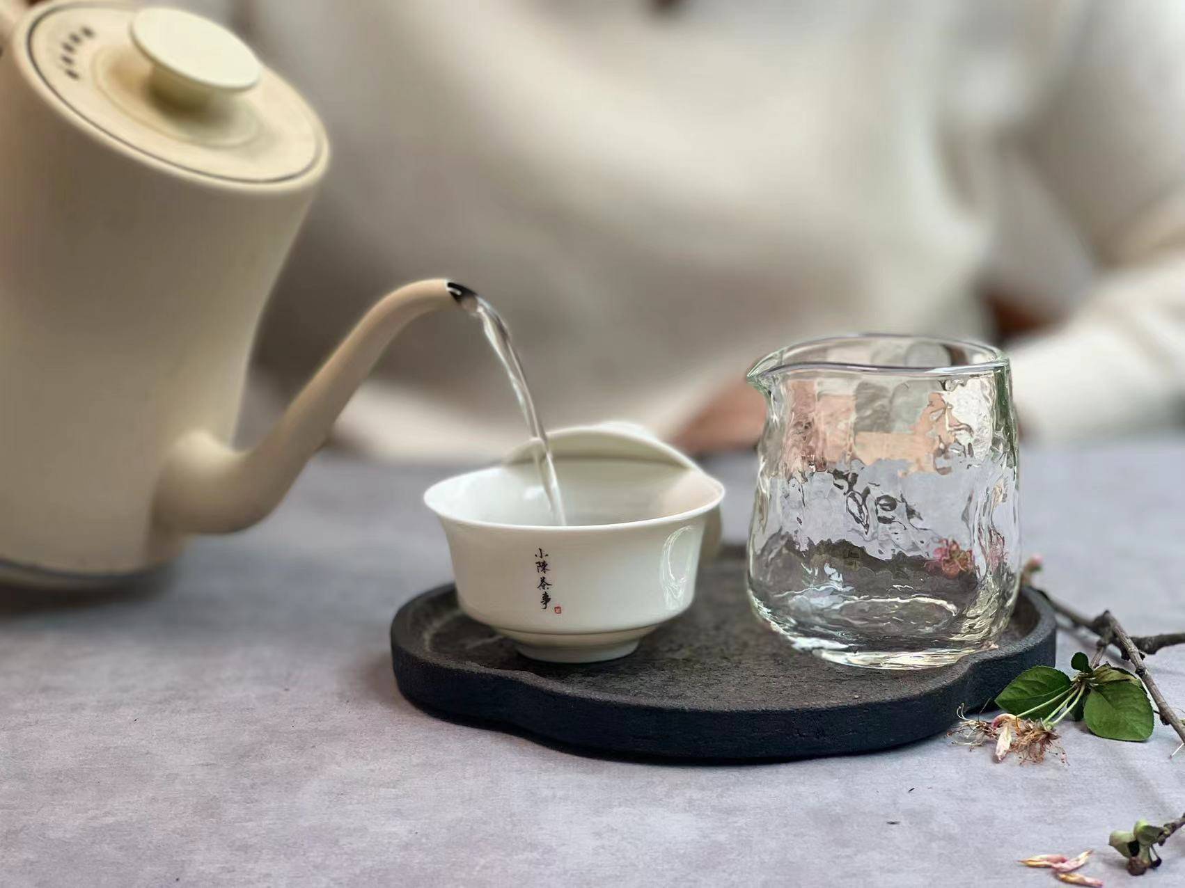 从实际体验看,别选容量太大,接近1l的普通家用烧水壶去泡茶.