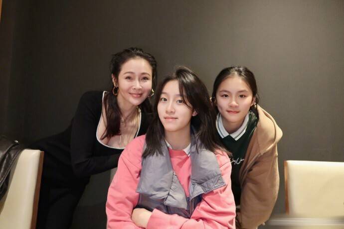 于明加为女儿庆生,15岁萌姐身高近一米八又高又美,二女儿更漂亮_胡俊