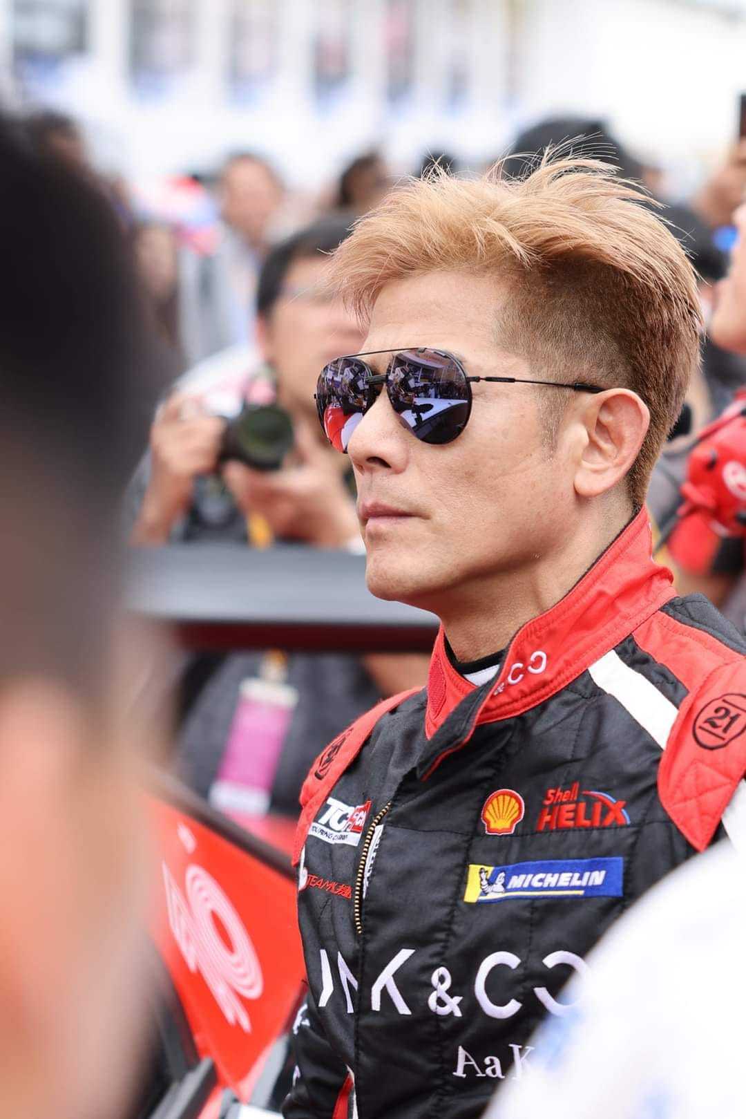 郭富城参加赛车发生意外,拐弯时失控撞车,现场冒起浓烟_澳门_因为