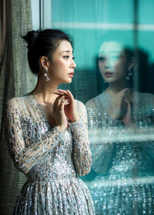 殷桃一身亮片连衣裙优雅高贵,美起来不低调,39岁仍惊艳_女人_感觉