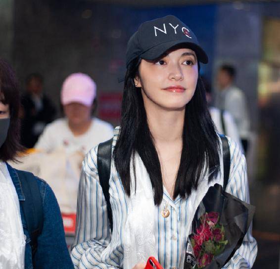 姚晨印花开衫搭配牛仔裤,38岁大妈秒变18岁少女,选对衣服很重要_显得