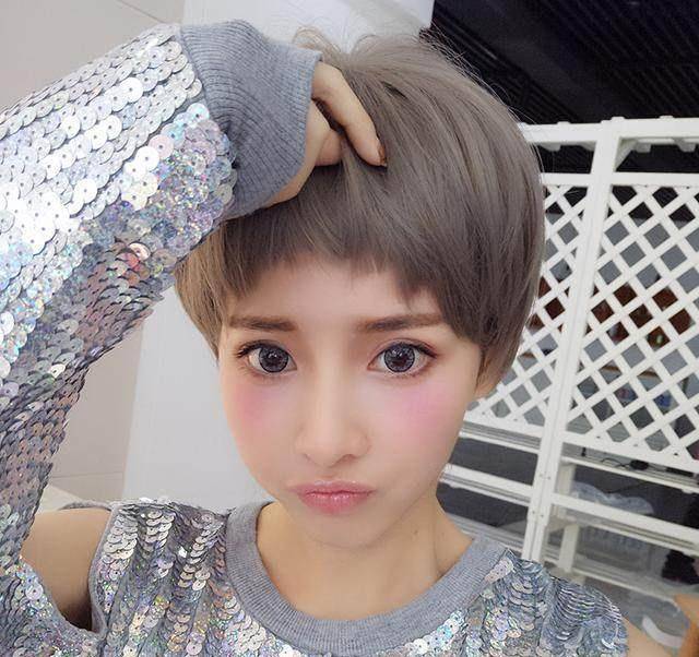 它采用加大手织圆顶头皮,更加的自然蓬松,视觉感更逼真,而且还有多种