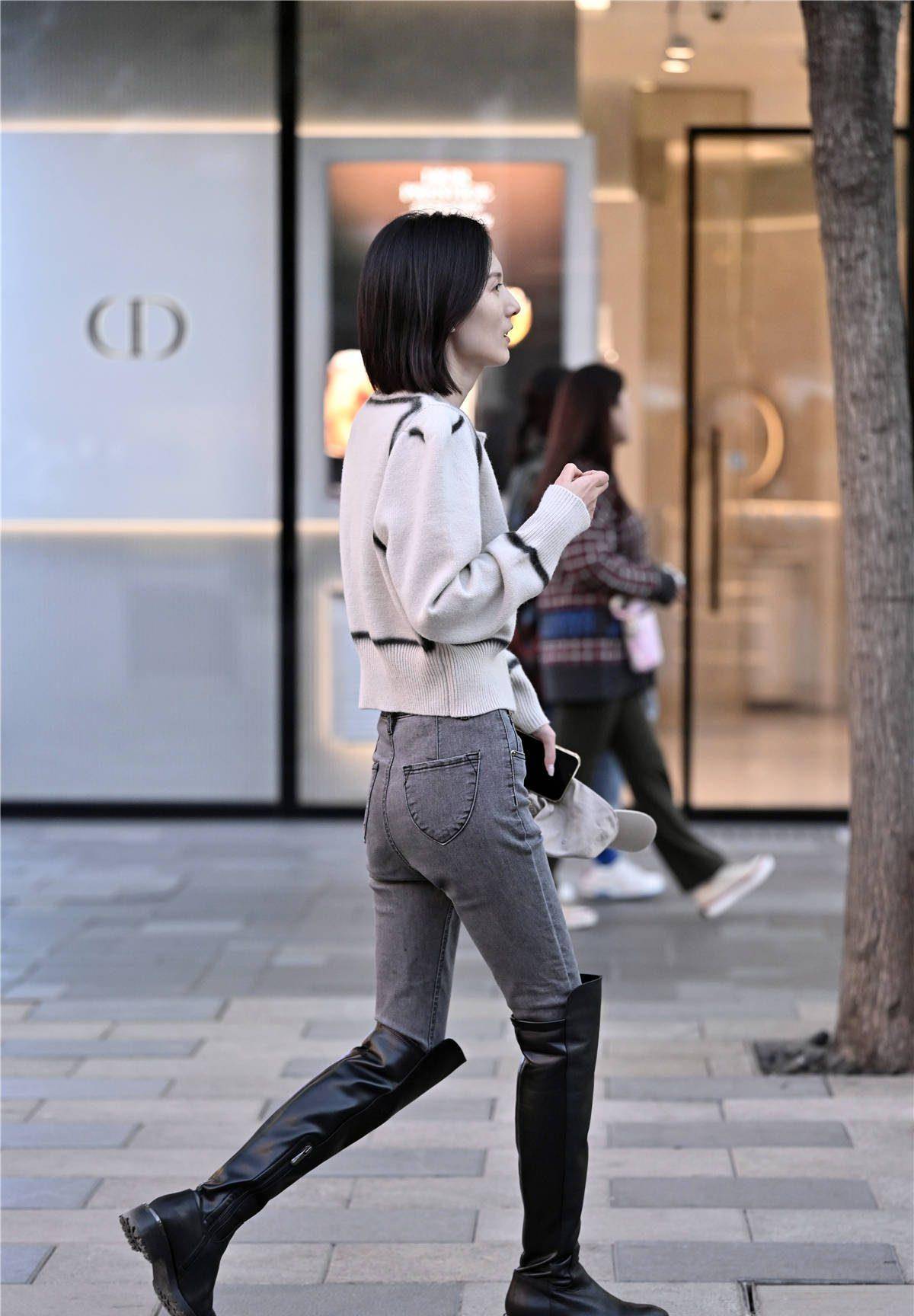 长靴搭配牛仔裤,秋秋季节穿搭注意保暖,也要有点个性呈现_黑色_效果