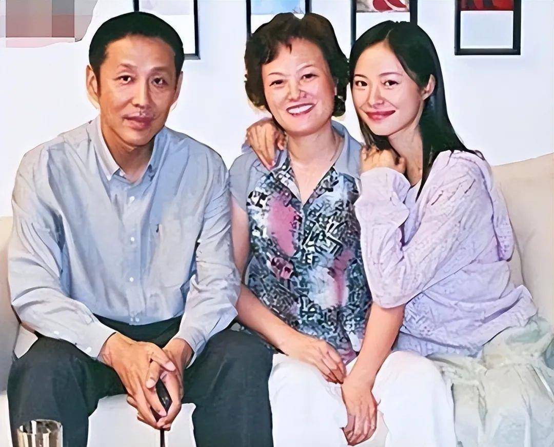 陈道明晒一家三口照,他67岁仍帅气,大1岁老婆杜宪却像农家奶奶!