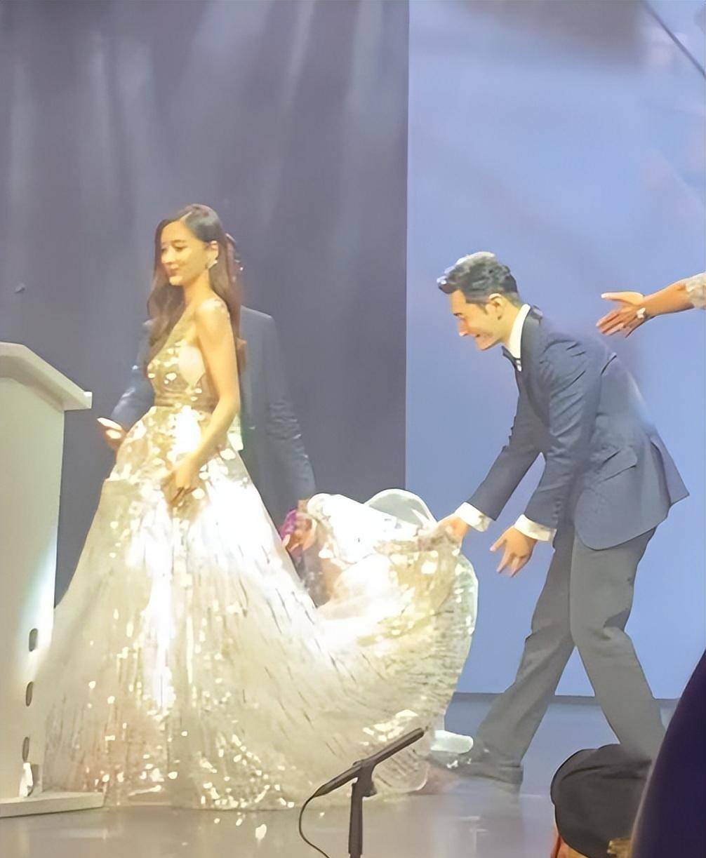 即使在聚光灯下,他也愿意弯腰掀起杨颖的裙子.