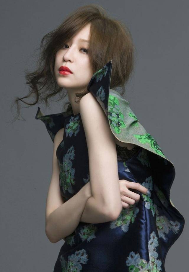 王心凌终于穿对了,身穿一件奶白色风衣亮相活动,秒变成青春少女_造型