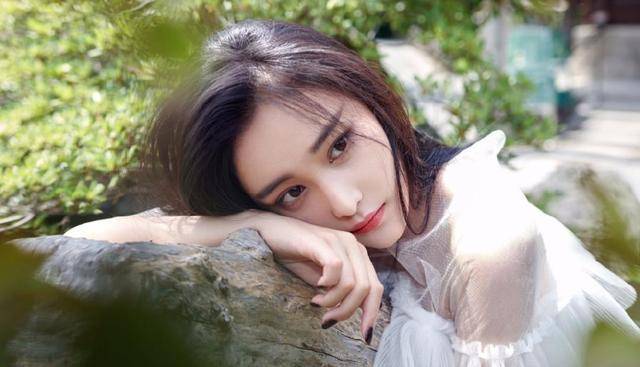 张馨予31岁嫩回18岁模样,黄脸婆变气质女神,军嫂就是会凹造型_何捷