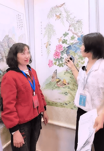 画家陈燕青受邀参加"北京书画展",其作品在展览中被藏家收藏_绘画