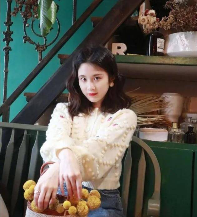 更令人印象深刻的是下面看到张慧雯.张慧雯穿着非常休闲的牛仔裤.