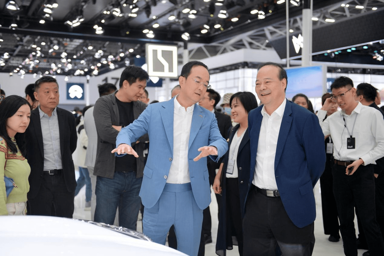 而行业电池大佬宁德时代的董事长曾毓敏,也露出了"不愧是我的合作伙伴