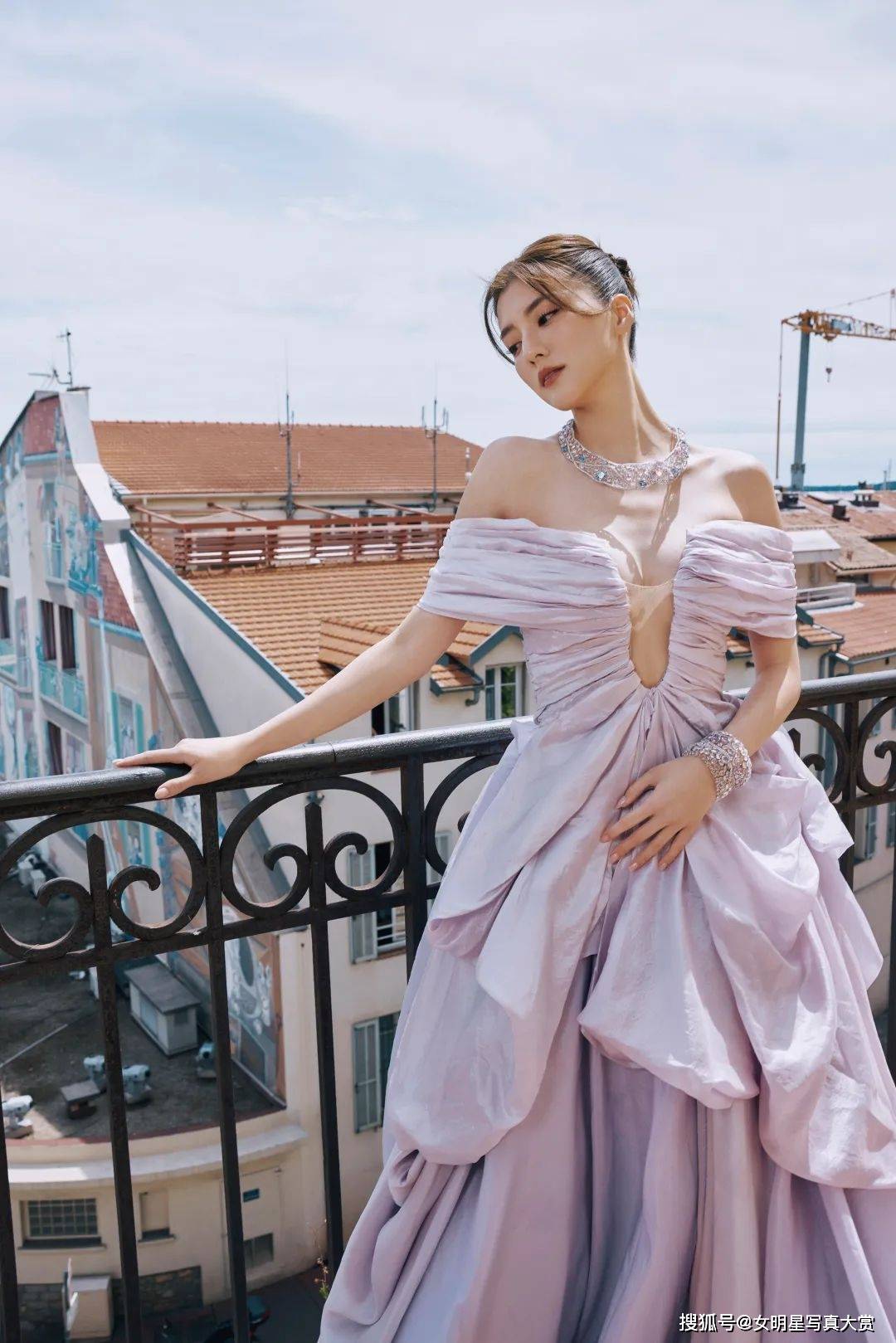 【吴千语性感写真美图】淡紫色深v长裙,温柔端庄,戛纳电影节_造型