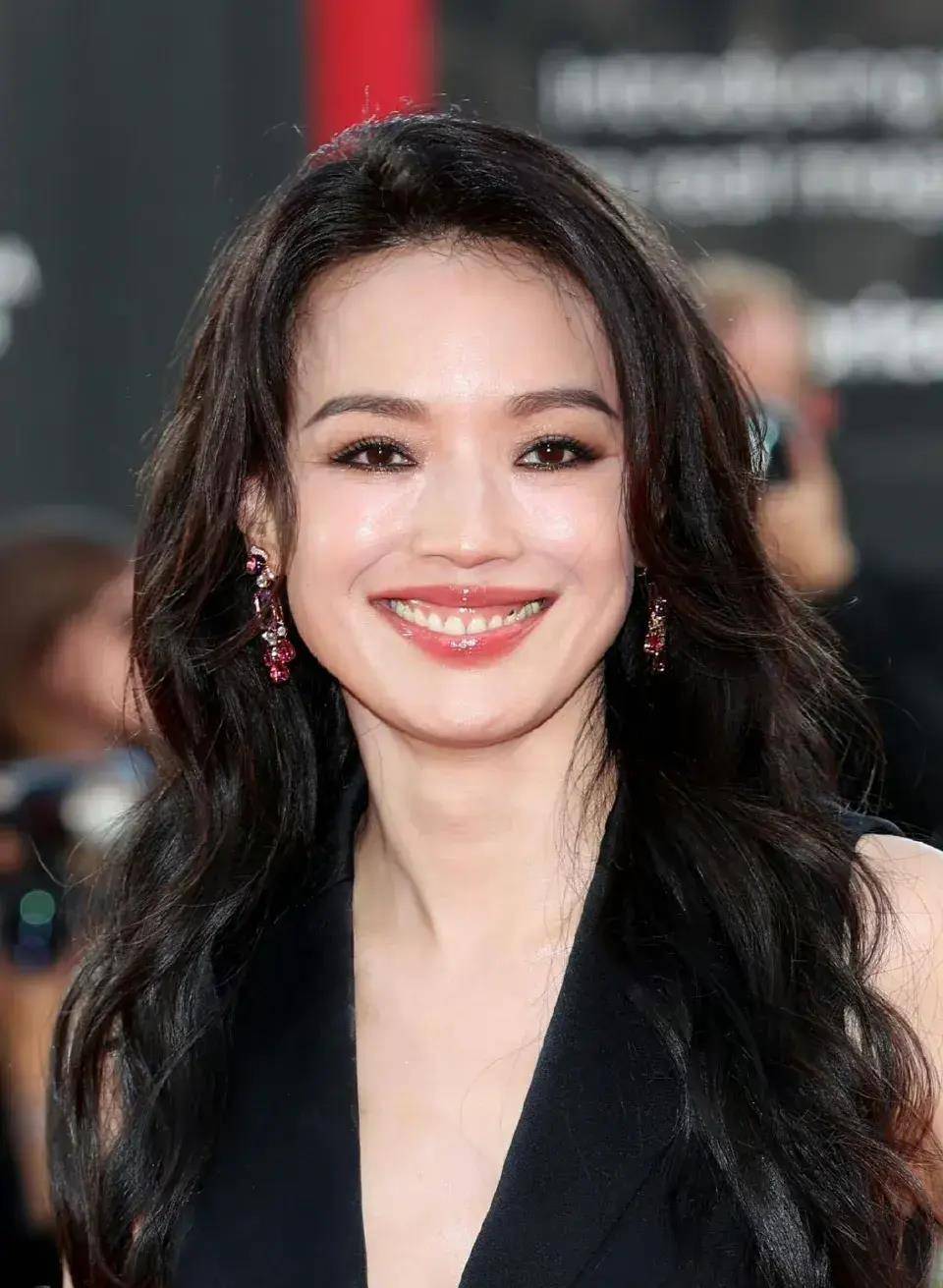 舒淇生图绝美,62岁费翔穿西装如天神下凡_黑色_中国_评审团