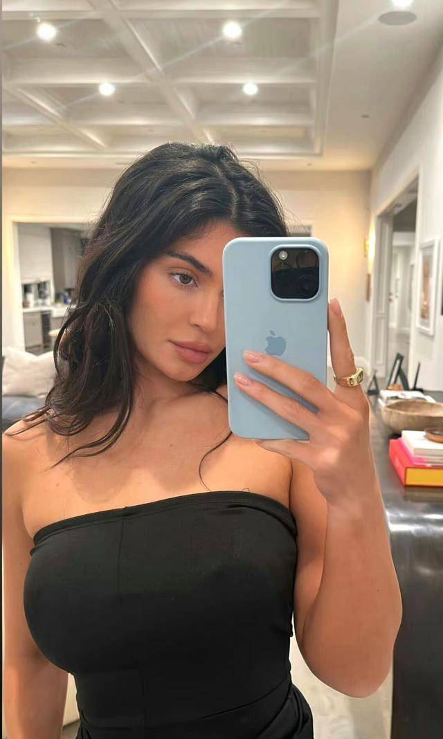 凯莉·詹娜最新自拍照,展示了她健美的身材_凯莉詹纳_健身房_名人