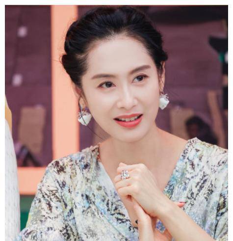 从朱茵的回忆中,可见两人初恋发生了情窦初开时,都是单纯的年龄,对