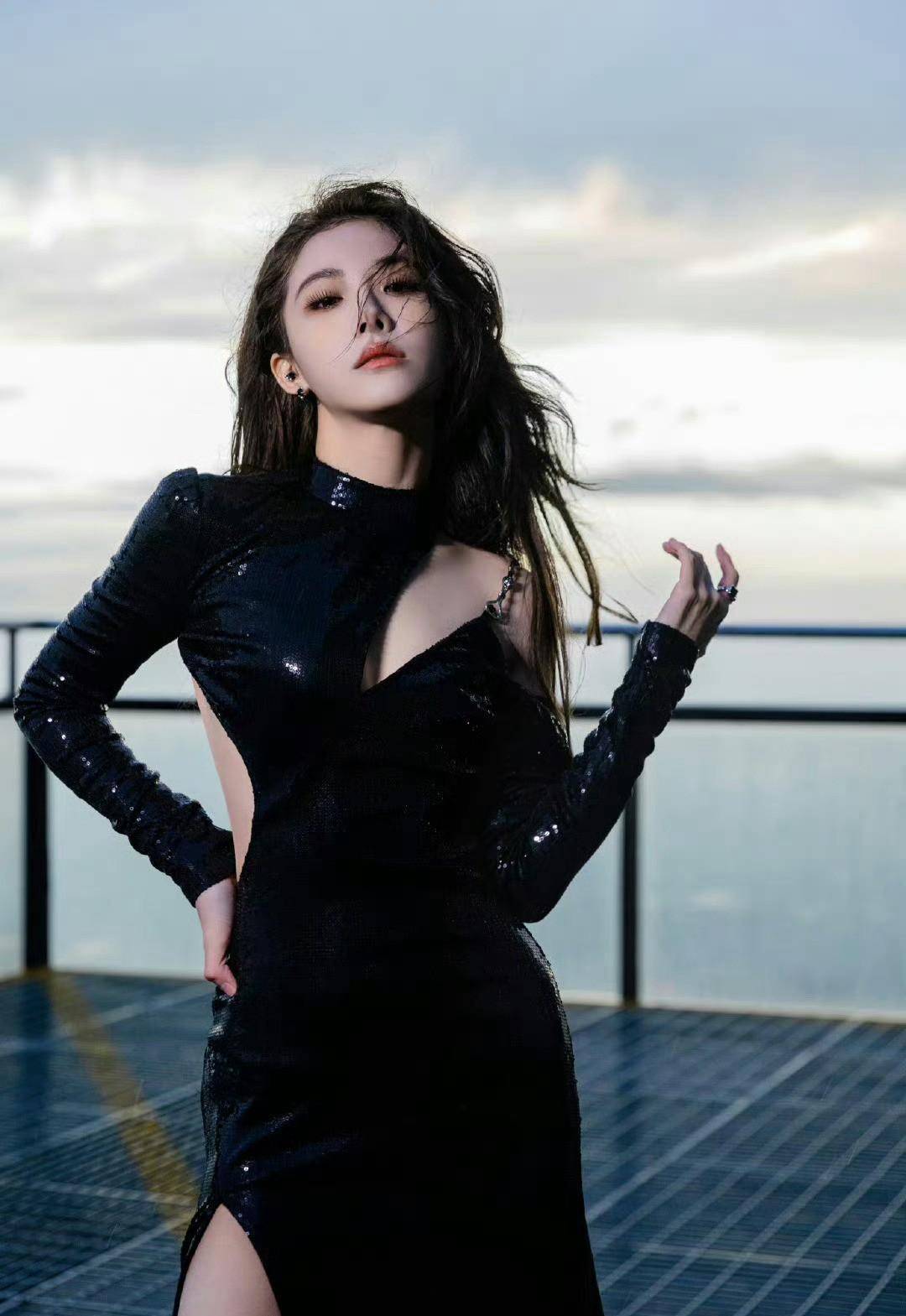 喻言身穿黑裙,美得惊人!_黑色_气质_连衣裙