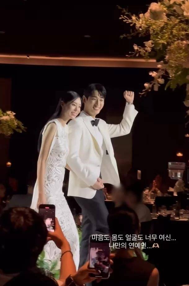 尹博和金秀彬婚礼现场公开,好友送上浪漫祝福,婚纱照两人超甜蜜_照片