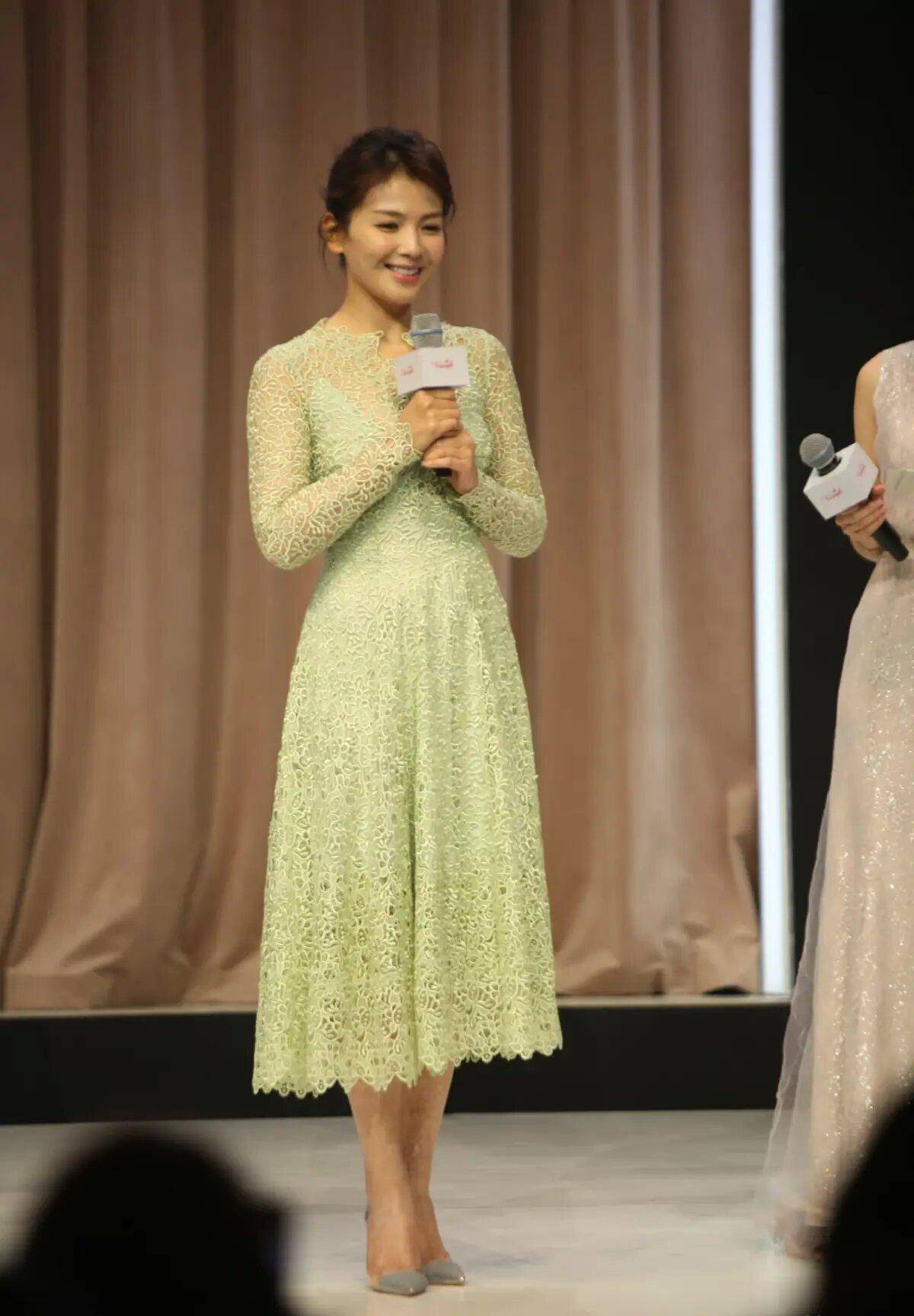 刘涛真是拿捏了熟女风,穿绿色蕾丝连衣裙身材有肉感,太撩人_时尚_毛衣