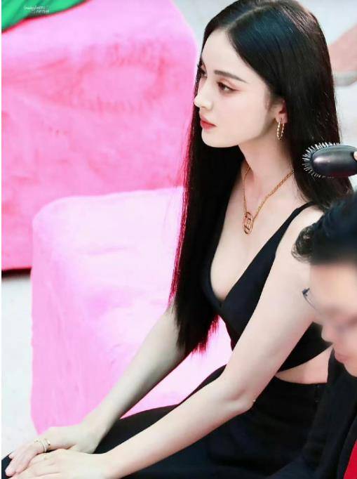 新疆最美女人古力娜扎,出席活动黑色深v礼服太抢眼_气质_连衣裙_成为