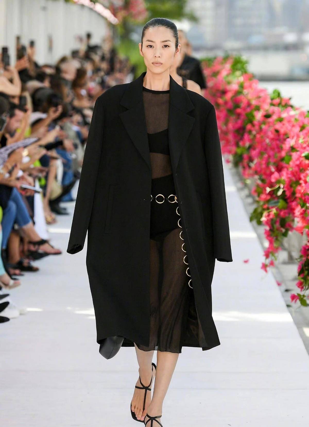 一出场就美到大家,太有排面了_黑色_时装周_裙子