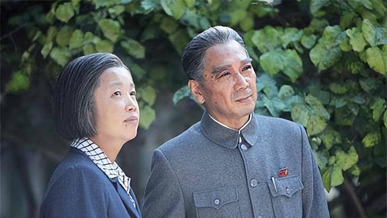 从央视主持人,到扮演周总理夫人,她的人生因4次"意外"而反转_黄薇