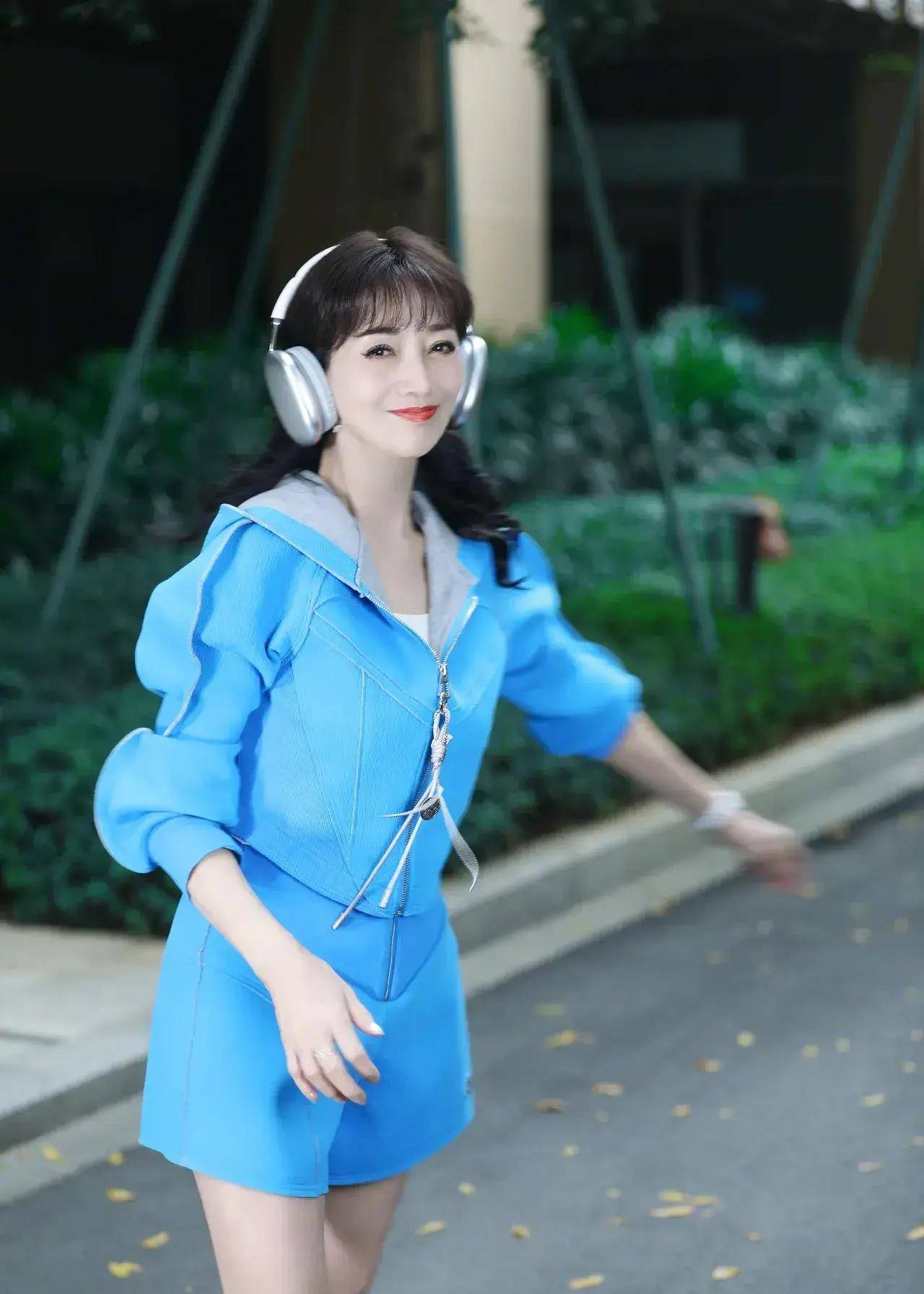 70岁赵雅芝变身运动少女,因修图用力过猛,评论区出现一边倒_网友_生活