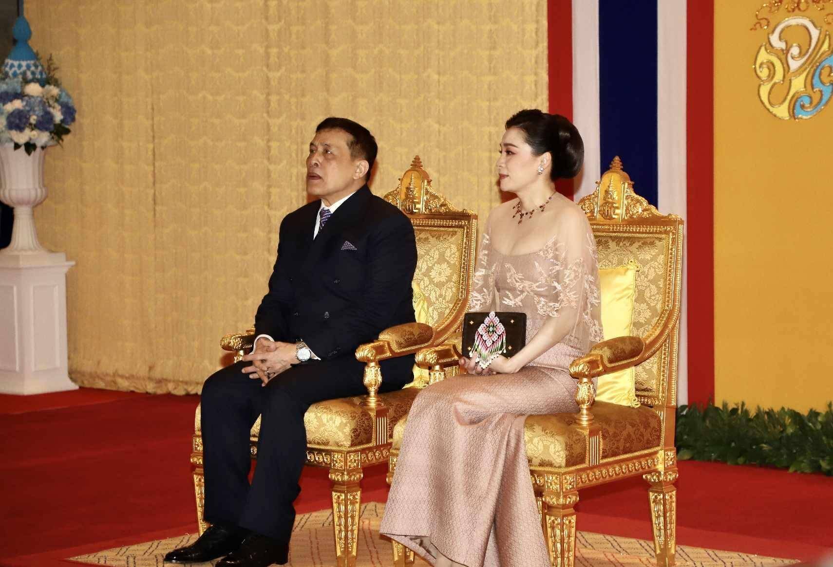 泰王后苏提达又穿礼服!薄纱飘飘若隐若现,超性感!_连衣裙_粉色_衣服