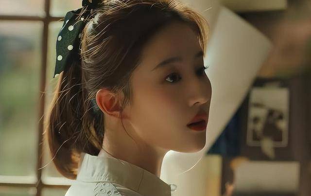 在这部影视剧中,刘亦菲饰演的黄奕玫将与三个男人产生感情,经历三段