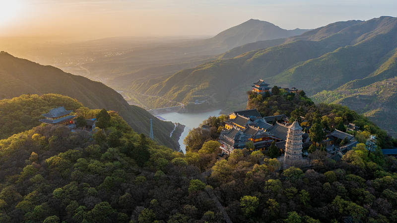 崆峒山群峰相聚,有趙時春讀書檯,靈龜臺,八仙台及東,西,南,北,中共八