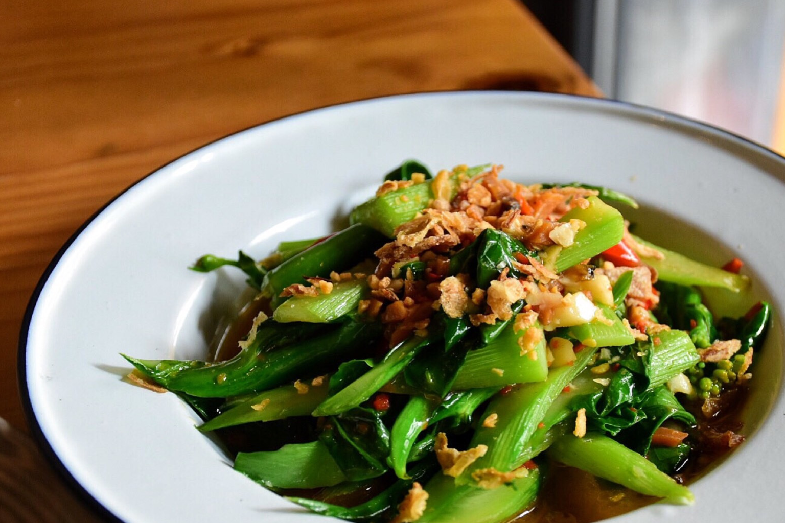 「咸鱼炒芥蓝」不知道为什么泰国的青菜都喜欢加一些虾酱,咸鱼干这类