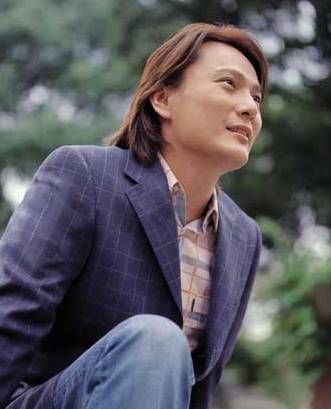 54岁张信哲单身28年至今不婚,捐光上亿资产,竟然都是为了她?