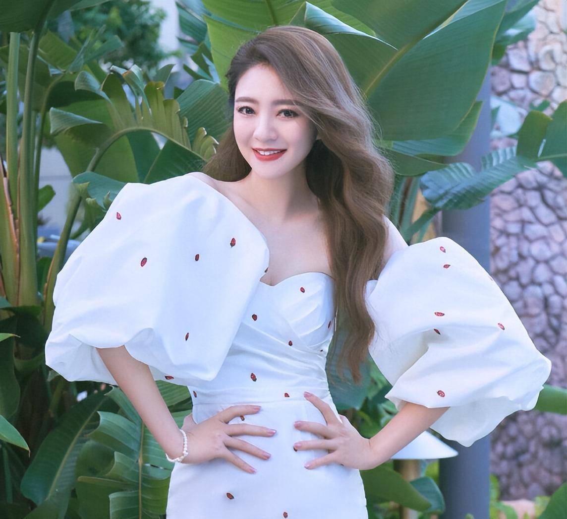 在出道之前,安以轩有一个不同的名字.那时,她被称为"吴敏静".