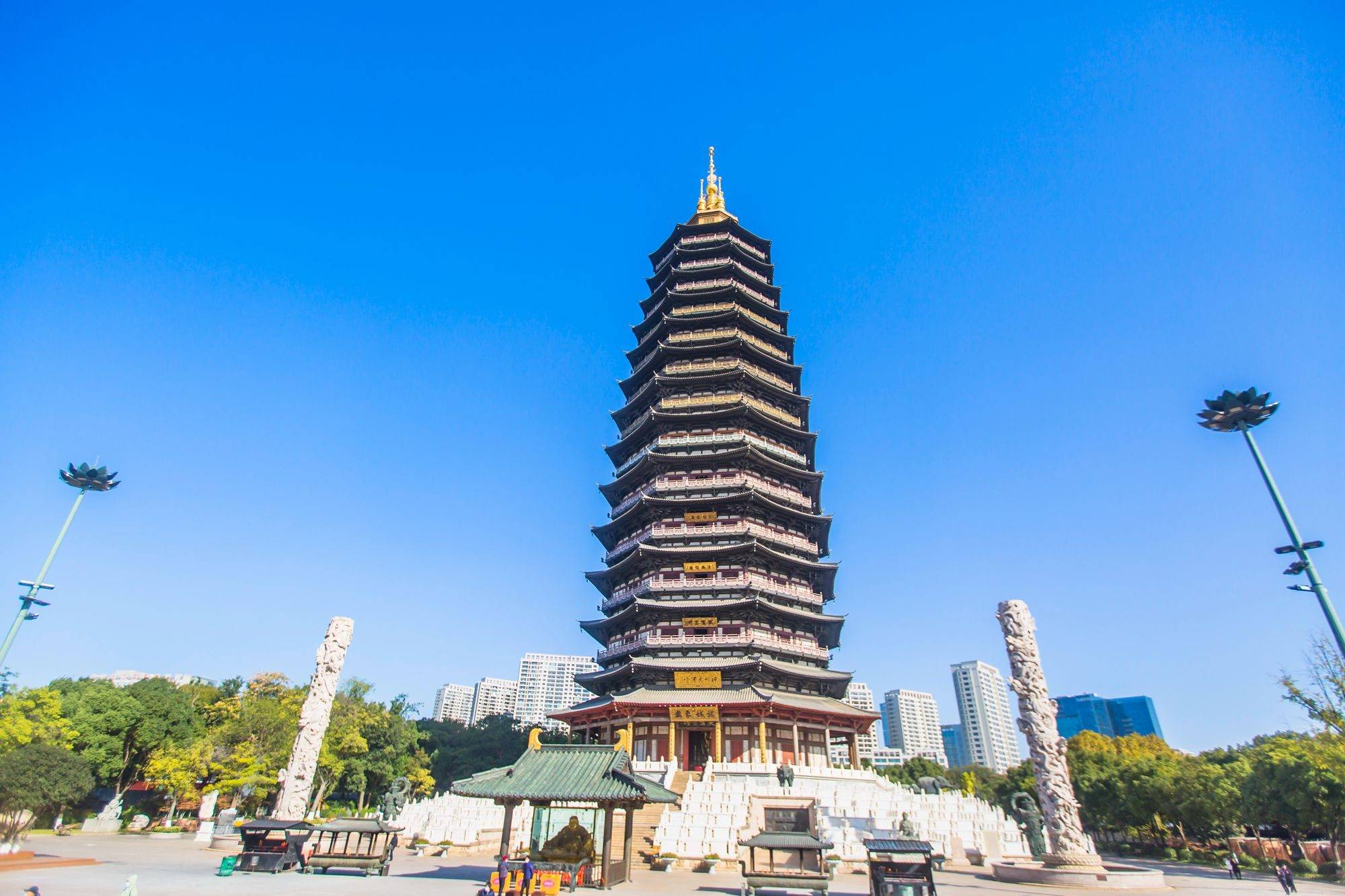 寺院曾有一座七层宝塔,名为普照王塔,后毁于战火.