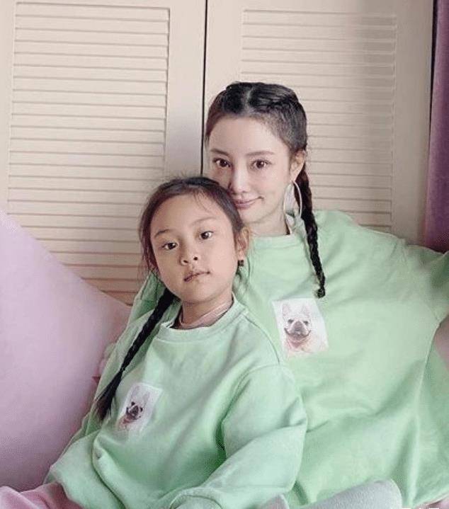 李小璐晒与甜馨合照,年近40还学年轻人耍帅,亲子穿搭却火了_形象_网络