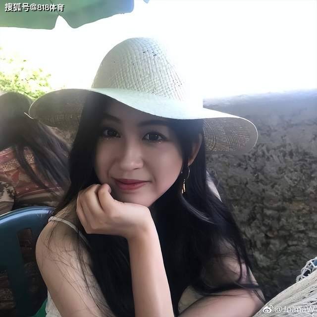 韦世豪的妻子名叫吴雅,今年26岁,2013年,19岁的韦世豪前往葡萄牙博