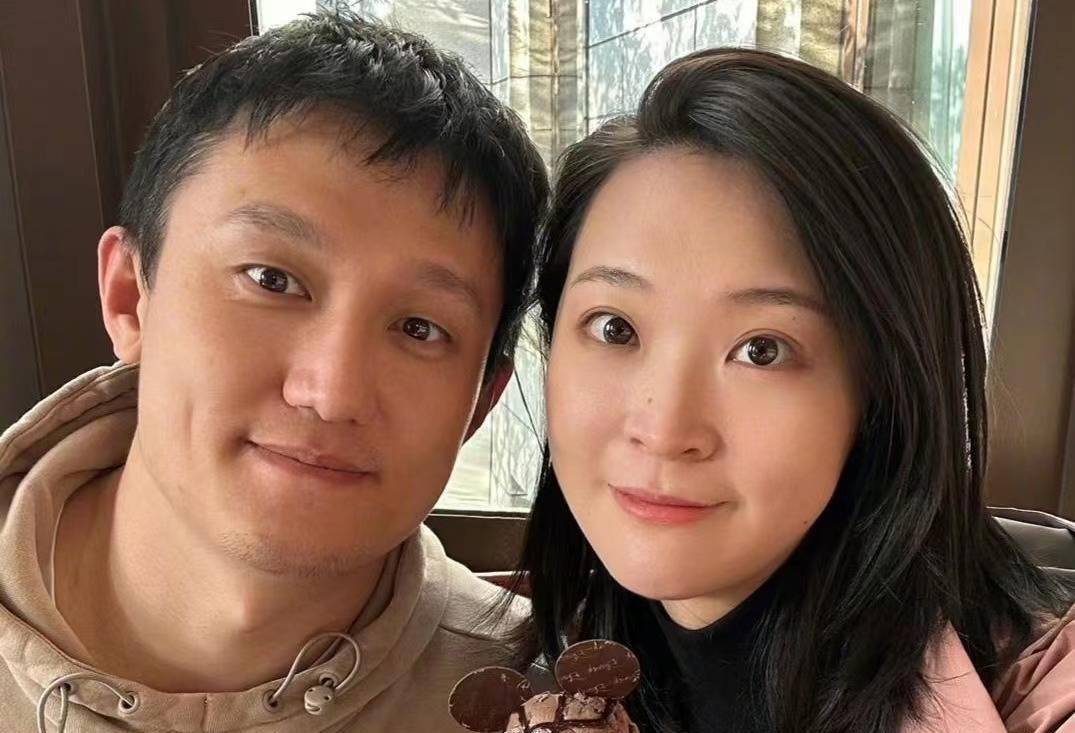 一家三口出游,女儿真容首次曝光,丈夫苍老显邋遢_杨振波_奥运会_郎平