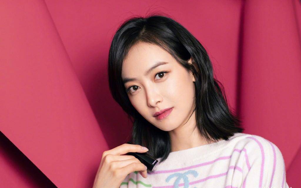 宋茜品牌写真照,穿减龄针织衫涂石榴红口红,娇美十足似少女_增加了