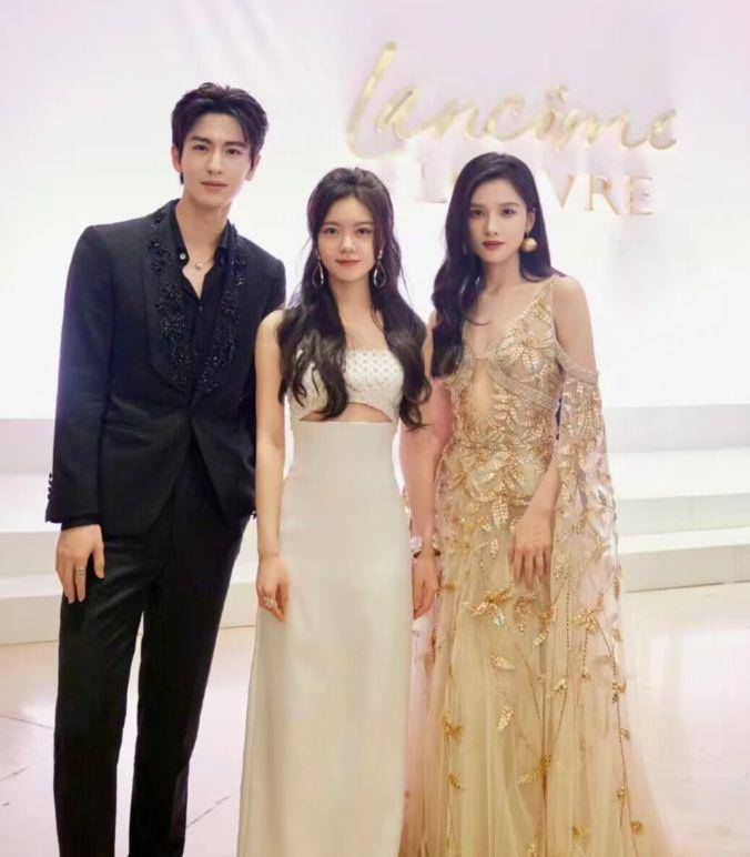 赵今麦巴黎街头被偶遇,近照疲惫卧蚕发黑,与张婧仪同框输给对方_网友